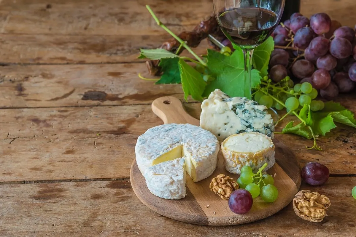 brie cheese, grapes and drink