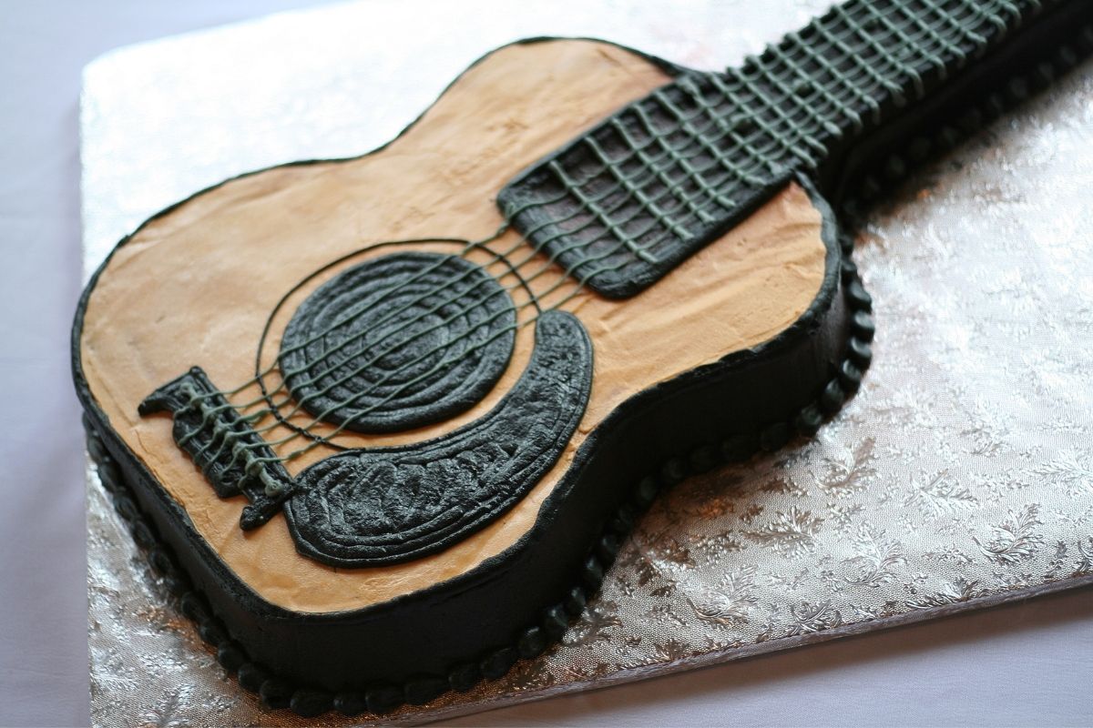 guitar shaped cake