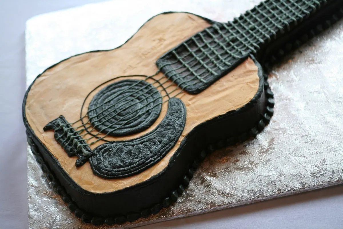 Musical Instruments Cake | Grand Piano Cake | Electric Guitar Cake –  Liliyum Patisserie & Cafe