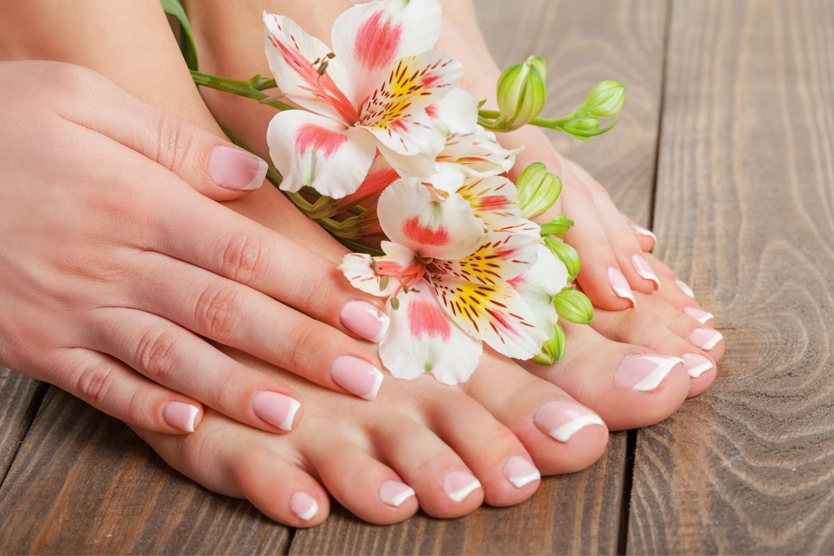 pretty nails and flowers