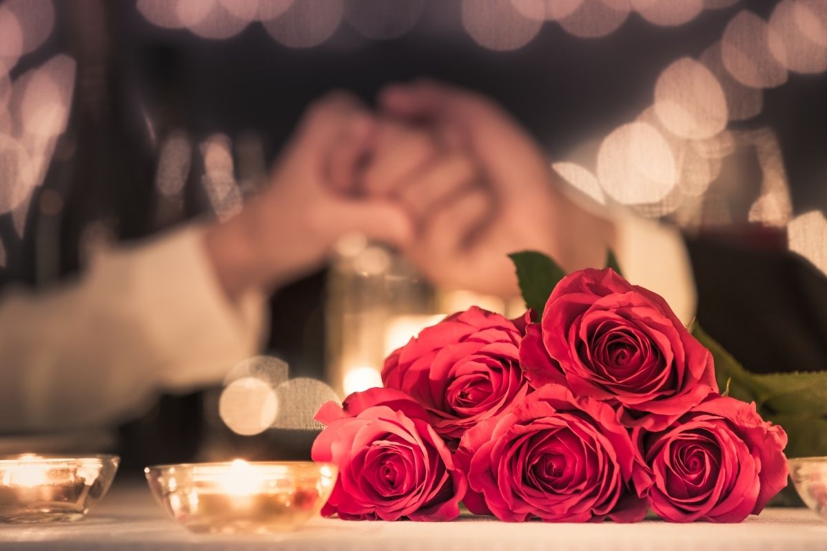 red roses on a romantic dinner table