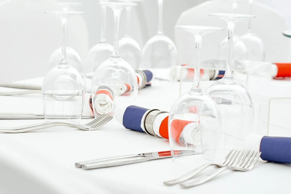 table decorations in the colors of the French flag