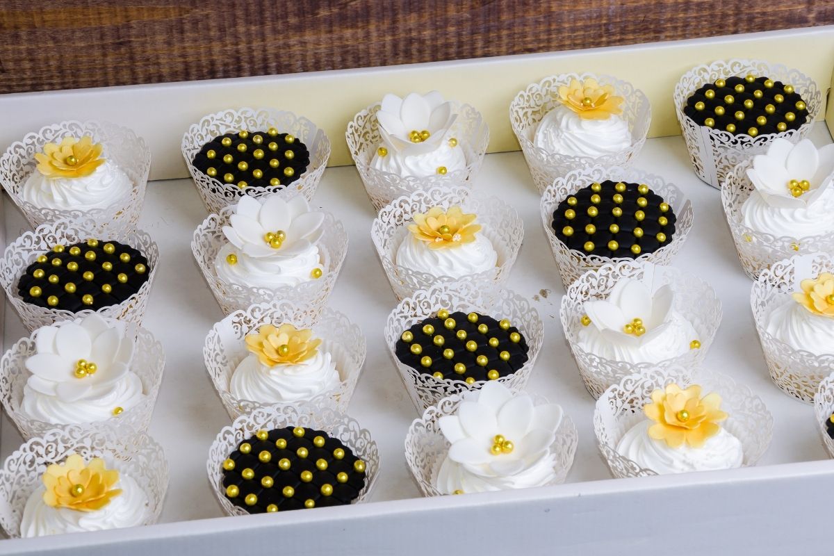 cupcakes decorated in black and gold